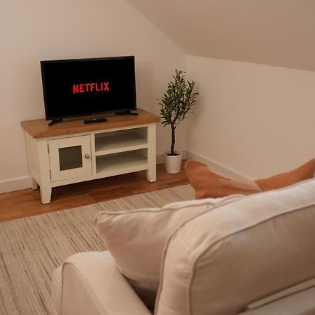 The Loft - King Bed, Central, Entire Apartment CBG エクステリア 写真