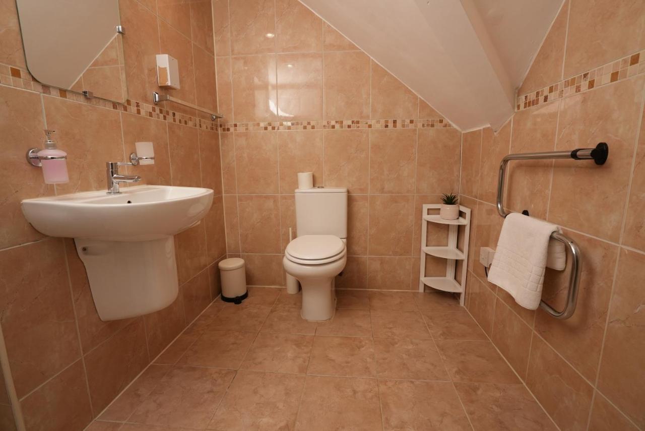 The Loft - King Bed, Central, Entire Apartment CBG エクステリア 写真